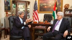 Ngoại trưởng Hoa Kỳ John Kerry (trái) hội đàm với Tổng thống Palestine Mahmoud Abbas tại Amman, Jordan, ngày 29/6/2013.