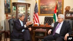 美國國務卿克里（左）6月29日在安曼與巴勒斯坦民族權力機構主席阿巴斯會晤。