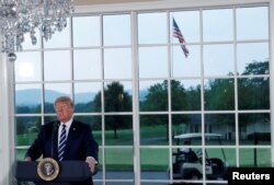 U.S. President Donald Trump speaks at a dinner with business leaders at Trump National Golf Club in Bedminster, New Jersey, Aug. 7, 2018.