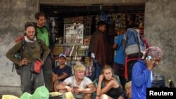 Pendaki Indonesia dan asing terlihat setelah turun dari pendakian Gunung Rinjani di desa Sembalun, Lombok Timur, 29 Juli 2018. (Foto: dok).