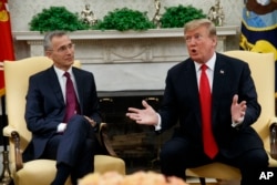 El presidente Donald Trump habla durante una reunión con el secretario general de la OTAN, Jens Stoltenberg en la Oficina Oval de la Casa Blanca en Washington el 2 de abril de 2019.