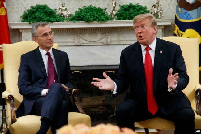 El presidente Donald Trump habla durante una reunión con el secretario general de la OTAN, Jens Stoltenberg en la Oficina Oval de la Casa Blanca en Washington el 2 de abril de 2019.
