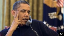 سه‌رۆک ئۆباما له‌ کۆشـکی سپـی به‌ ته‌له‌فون له‌گه‌ڵ سه‌ره‌ک وه‌زیری به‌ریتانیا ده‌یڤد کامیرۆن ده‌دوێت، شه‌ممه‌ 12 ی شه‌شی 2010