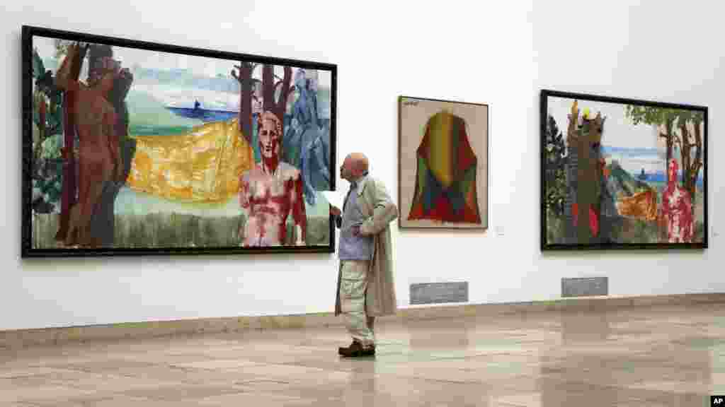  مارکوس لوپرتز هنرمند آلمانی، در کنار یکی از آثار برنزی&zwnj;اش به نام &laquo;هرکولس&raquo; در حاشیه نمایشگاه این هنرمند در شهر مونیخ آلمان.&nbsp;