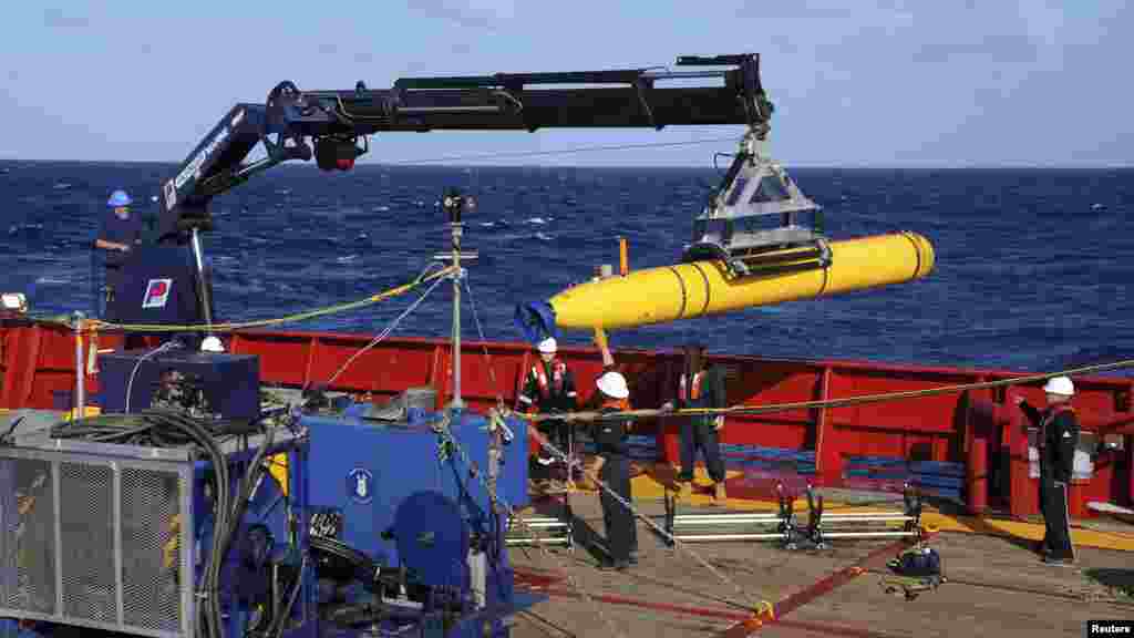The Bluefin 21, an Artemis autonomous underwater vehicle, is hoisted back on board the Australian Defence Vessel Ocean Shield after a successful buoyancy test in the southern Indian Ocean, April 4, 2014.