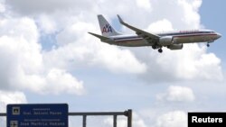 Sebuah pesawat penumpang 'American Airlines' siap mendarat di bandara internasional Jose Marti di Havana, Kuba (foto: dok). 
