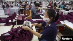Công nhân tại một nhà máy giày dép ở tỉnh Bắc Giang. Ngành may mặc và giày dép trông đợi sẽ hưởng lợi lớn từ TPP nguyên thủy với triển vọng tiếp cận lớn hơn vào thị trường Mỹ, nhưng nay Mỹ đã rút khỏi hiệp ước thương mại này. (Ảnh tư liệu ngày 21/10/2015)