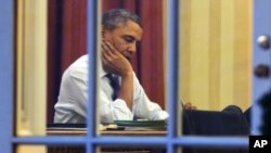 Predsednik Obama u Ovalnoj kancelariji radi na verziji svog govora o stanju nacije, u Vašingtonu 27. januara 2014.