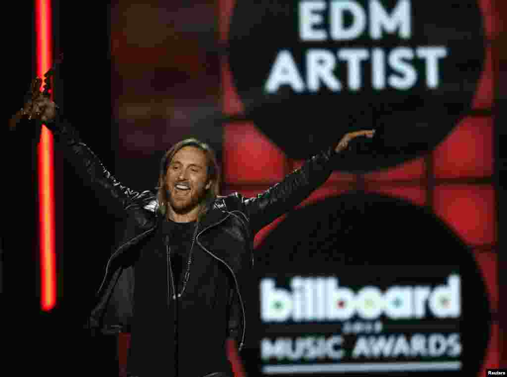 DJ David Guetta acepta el premio en la categor&iacute;a &quot;Artista Bailar&iacute;n del A&ntilde;o&quot; durante la entrega de los Premios a la M&uacute;sica Billboard 2013.