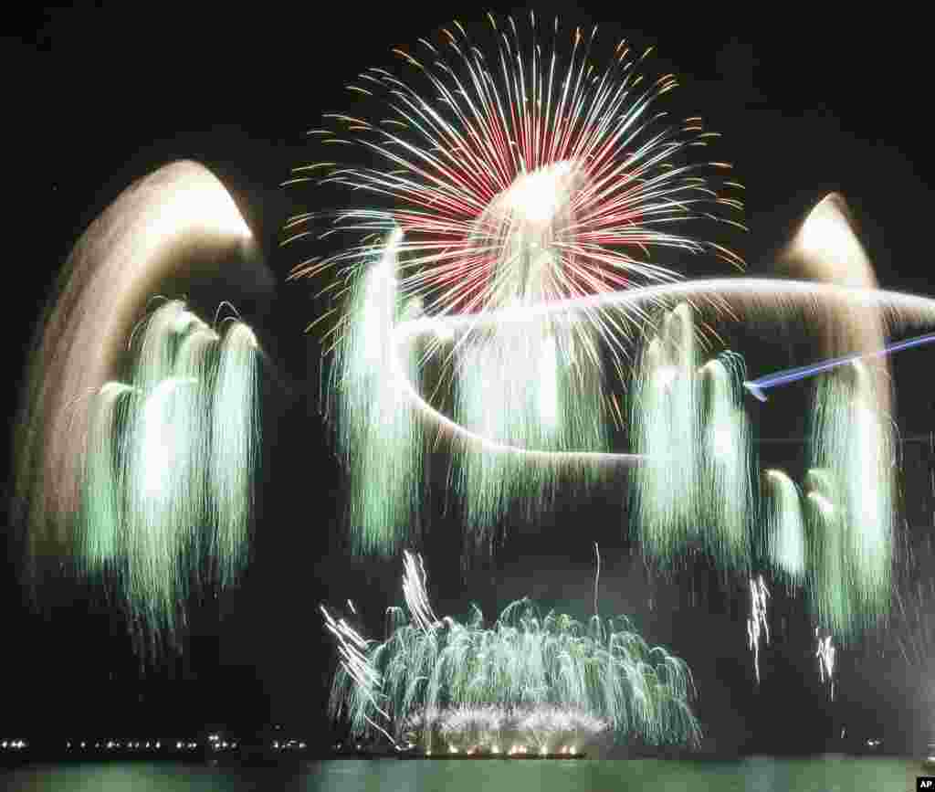 Kembang api dari perusahaan Filipina, Platinum Fireworks, Inc. memeriahkan langit malam hari di atas Teluk Manila dalam penutupan pameran kompetisi musik Philippine International Pyro ke-6, 14 Maret 2015 di pusat perbelanjaan Mall of Asia di pinggiran kota Pasay, Manila selatan, Filipina. Belanda dinyatakan sebagai pemenang tahun ini, diikuti oleh China dan Portugal sebagai runner up ke-2.