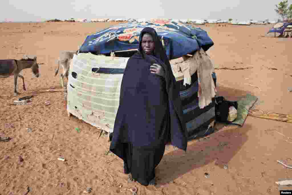 Kadjiatou Mint Sidi, &acirc;g&eacute;e de 50 ans, devant son abri dans le camp de Mbera. Elle a fui la localit&eacute; malienne de Lerneb au mois de mai et a rejoint le camp apr&egrave;s six jours de voyage par charette. 