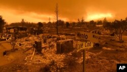 加州山区城镇凯斯维克被大火几乎夷为平地