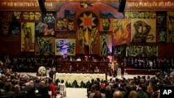 El presidente de Ecuador, Lenin Moreno (centro), delante de los murales del pintor indígena Oswaldo Guayasamín, dentro de la Asamblea Nacional, durante su primer discurso sobre el estado de la nación, en Quito, Ecuador, el 24 de mayo de 2018,