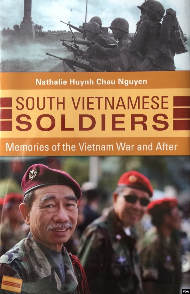 Cựu Trung úy Phạm Văn Chương trên bìa sách viết về người lính VNCH của Nathalie Huỳnh Châu Nguyễn. (Ảnh: Bùi Văn Phú)