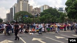 Las protestas dividieron a la capital, donde partidarios del gobierno salieron también a las calles el miércoles.