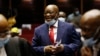  L'ancien président sud-africain Jacob Zuma se tient sur le banc des accusés après la suspension de son procès pour corruption à la Haute Cour de Pietermaritzburg à Pietermaritzburg, Afrique du Sud, le 26 mai 2021. (Photo by PHILL MAGAKOE / POOL / AFP)