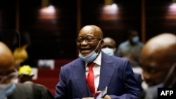  L'ancien président sud-africain Jacob Zuma se tient sur le banc des accusés après la suspension de son procès pour corruption à la Haute Cour de Pietermaritzburg à Pietermaritzburg, Afrique du Sud, le 26 mai 2021.
