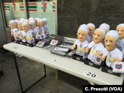 Pope Francis’ U.S. visit has spawned a wave of memorabilia including dolls, magnets, cards and stickers. A New York store displays some of the options. (C. Presutti/VOA News)