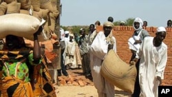 Des déplacés au Tchad recevant des sacs de graines du CICR