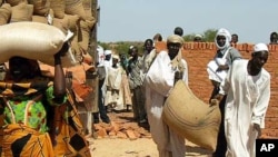 Des déplacés au Tchad recevant des sacs de graines du CICR 