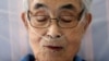 Katsuo Saito, 89, yang menderita leukemia, menggunakan selang oksigen pada saat beristirahat di rumahnya di Tokyo, Jepang, 8 September 2017. 