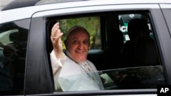 Paus Fransiskus melambaikan tangannya ke arah para wartawan, dari mobil yang membawanya menuju Basilika Aparecida di Rio de Janeiro, Brazil (24/7).