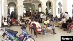 Protesters occupy Mali's presidential palace in the capital Bamako, May 21, 2012. 