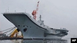 2012年7月27日停靠在大连港的中国第一艘航母“辽宁号”