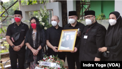 Didi Mahardika selaku anak dari Rachmawati Soekarnoputri beserta keluarga memberikan salam perpisahan terakhir di pemakaman umum Karet Bivak, 3 Juli 2021. (Foto: VOA/Indra Yoga)