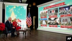 美国总统拜登和第一夫人吉尔·拜登在白宫与全球各地的美军人员视频通话，祝愿大家圣诞节快乐（2021年12月25日）