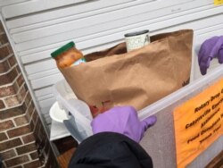 卡登什尔市扶轮社（Rotary of Catonsville, Maryland) 收集食物, 捐赠给当地的救济食品发放单位。（该社社长 Reggie Sajauskas 提供）