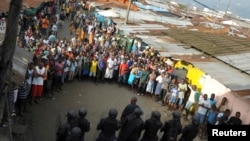2014年8月20日發生衝突後利比里亞安全部隊包圍示威者