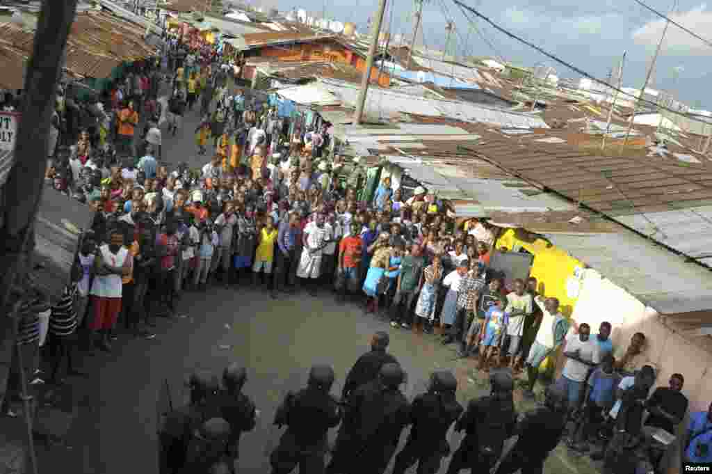 Liberian security forces hem in protesters after clashes at West Point neighborhood in Monrovia, Aug. 20, 2014.