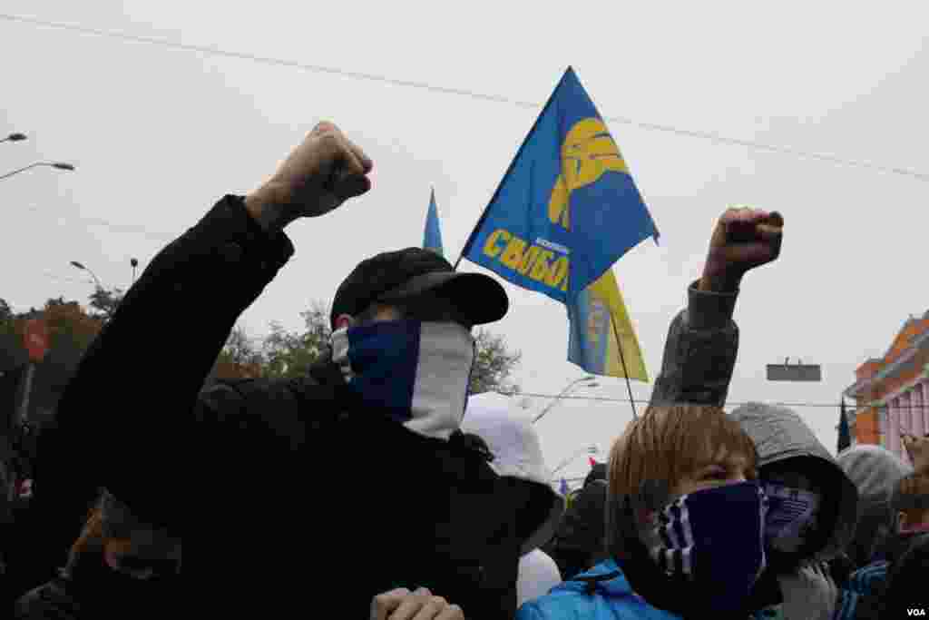 В марше, посвященном 70-той годовщине создания Украинской повстанческой армии, приняли участие фанаты футбольной команды «Динамо Киев»