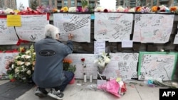 Đài tưởng niệm tạm thời mới dựng nên cho các nạn nhân bị sát hại trong vụ đâm xe tải ở Toronto, Canada, hôm 24/4. Nghi phạm 25 tuổi, Alek Minassian, bị cáo buộc 10 tội danh sát nhân cấp độ 1.