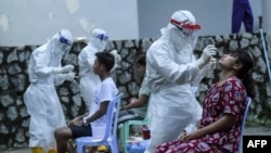 ရန်ကုန်မြို့ရှိ Quarantine စင်တာတခုမှာ ကိုဗစ်ရောဂါစစ်ဆေးပေးနေတဲ့ မြင်ကွင်း။ (အောက်တိုဘာ ၀၈၊ ၂၀၂၀)