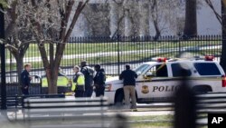 Para petugas penegak keamanan terlihat dekat Gedung Putih, di Washington, 3 Maret 2018.