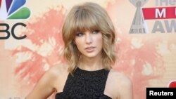 Taylor Swift berpose menjelang acara penghargaan iHeartRadio Music Awards 2015 tanggal 29 Maret 2015. (foto:dok)
