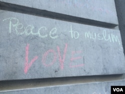 Three days after the attack, locals continue to write chalk messages on walls and sidewalks, mostly expressing solidarity with the victims and their fellow countrymen in Brussels, March 25, 2016. (H. Murdock/VOA)