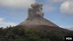 Anak Krakatau mengepulkan debu vulkanik di Selat Sunda (foto: dok). Gunung berapi ini kembali menunjukkan aktivitas yang meningkat belakangan ini.