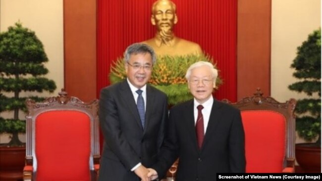 Tổng bí thư Nguyễn Phú Trọng (phải) tiếp Phó Thủ tướng Trung Quốc Hồ Xuân Hoa tại Hà Nội hôm 12/9. Ông Trọng kêu gọi hai bên hợp tác trong vấn đề Biển Đông tại cuộc gặp mặt này.