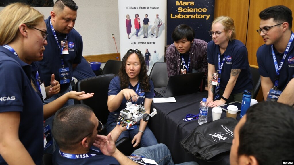 NASA华裔女科学家艾米·关（中间）在给来访者讲解。（Courtesy NASA/JPL-Caltech）(photo:VOA)