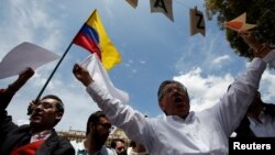 Para pendukung persetujuan damai antara pemerintah dan kelompok pemberontak Kolombia di depan Istana Narino, Bogota (5/10). (Reuters/John Vizcaino)