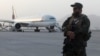 Seorang anggota pasukan keamanan Taliban siaga di depan sebuah pesawat "Qatar Airways" di bandara Hamid Karzai, Kabul, Afghanistan (10/9). 