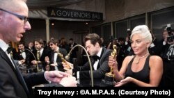 Mark Ronson dan Lady Gaga saat menggrafir piala Oscar mereka di Governors Ball (dok: Troy Harvey : ©A.M.P.A.S.)