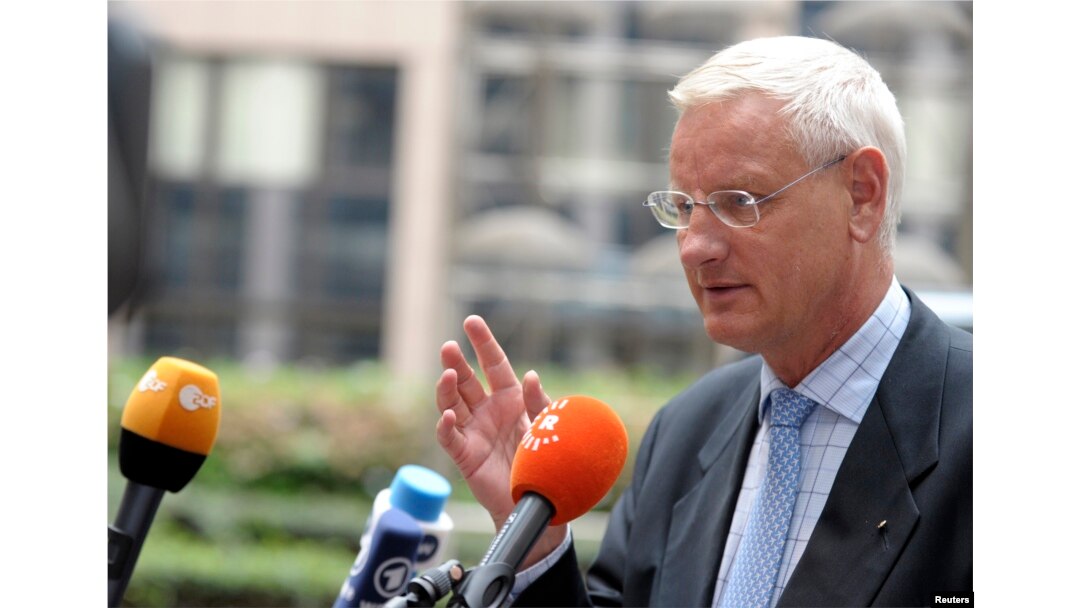 Sweden's then-Foreign Minister Carl Bildt speaks during a meeting of European Union foreign ministers in Brussels, Aug. 15, 2014.