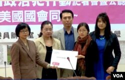 中国政治犯的家属在台湾立法院递交请愿书（美国之音黄耀毅拍摄）