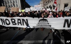 2017年2月4日，人们在华盛顿白宫附近的拉法耶特公园举行抗议活动，反对川普总统的移民政策。