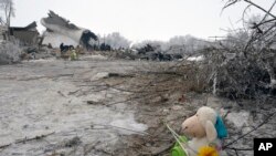 Un jouet et des fleurs abandonnés sur le lieu de l’accident de l'avion de transport turc Boeing 747, dans un quartier résidentiel à l'extérieur de Bichkek, Kirghizistan, 17 janvier 2017