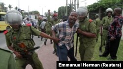 La police tanzanienne détient un partisan du parti politique d'opposition Chadema le 10 mars 2020.